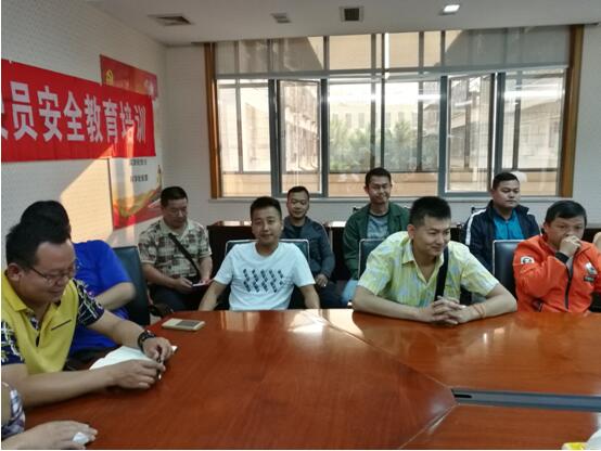 版纳铁塔公司驾驶员吴坤、王冬、刘峰（后排左一、左二、左三）参与安全培训会议。