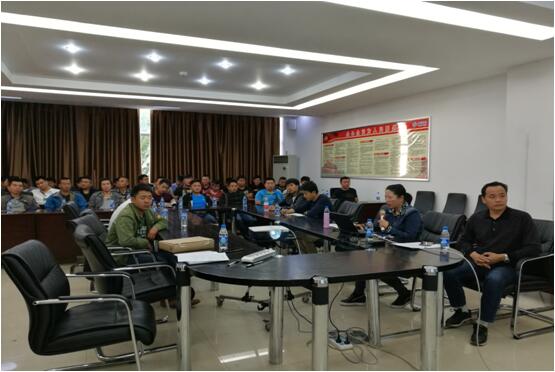 18新利LUCK办公室主任宋洋（右二）在安全培训会上宣贯18新利LUCK公司车辆治理造度和安全司法律规。
