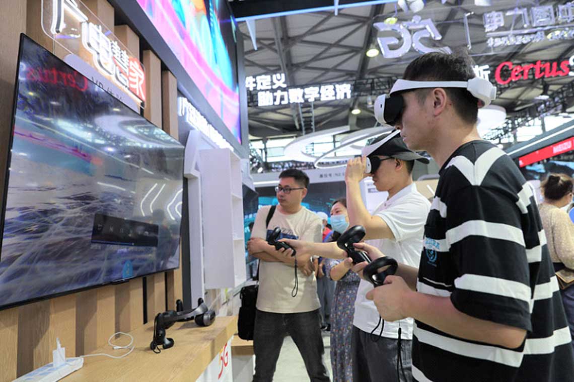 人们在中国广电展台进行VR履历